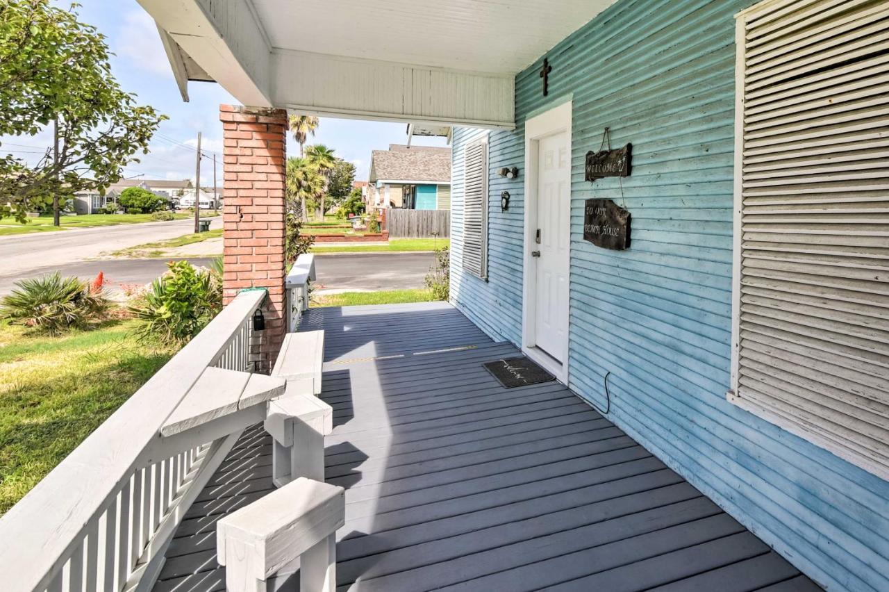 Quaint Galveston Vacation Home - Central Location! Exterior photo
