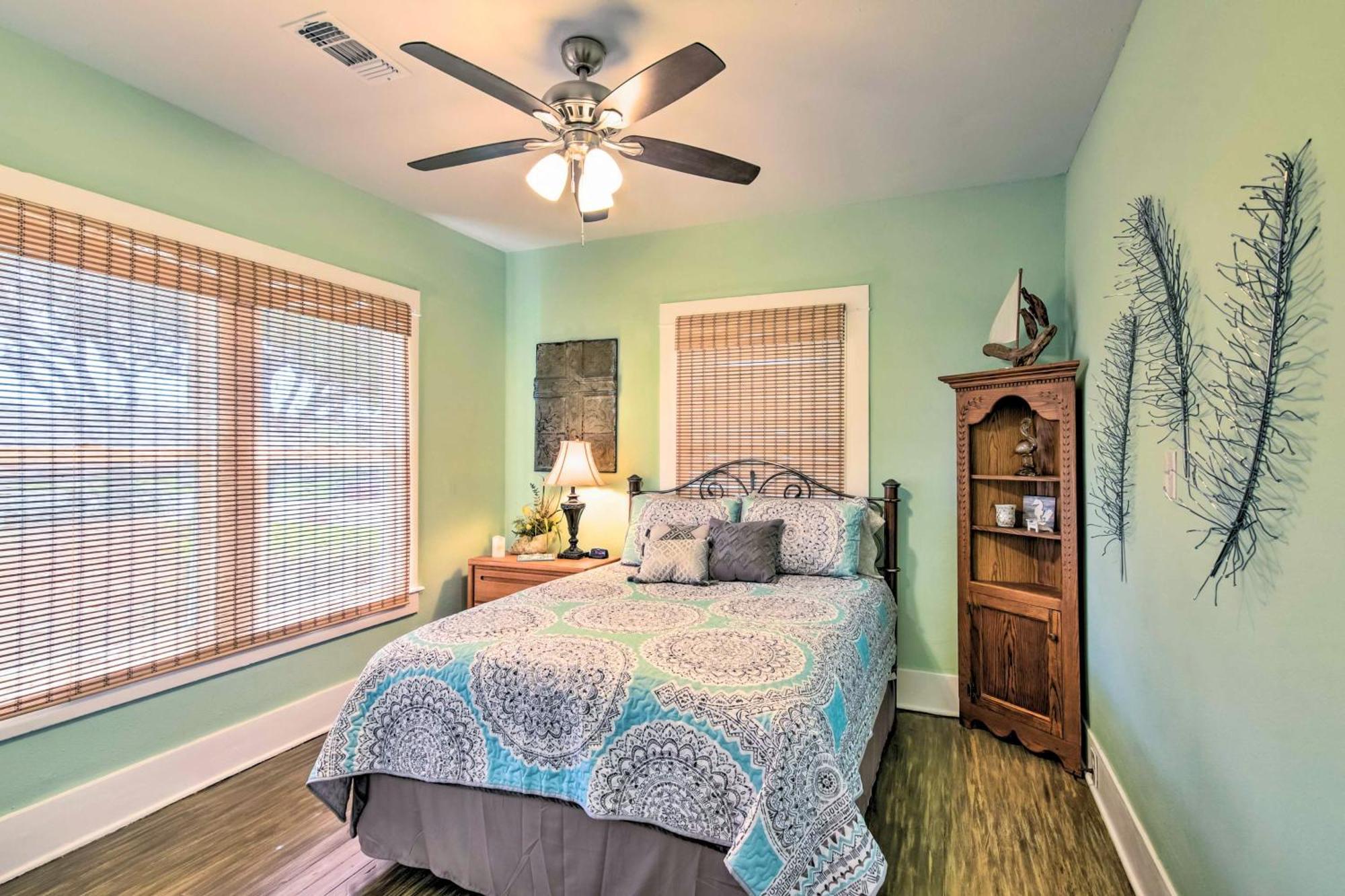 Quaint Galveston Vacation Home - Central Location! Exterior photo